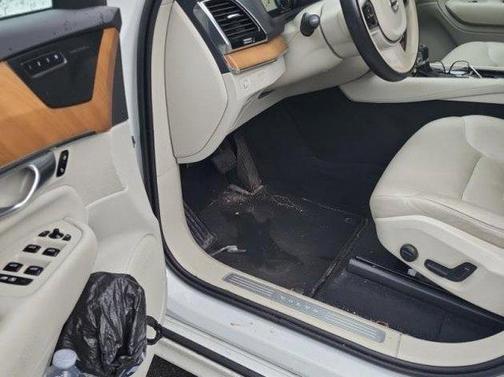 2022 Volvo XC90 T6 Momentum 7 Passenger