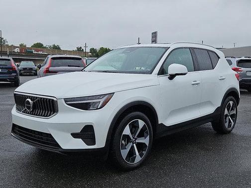 2025 Volvo XC40 B5 Core Bright Theme