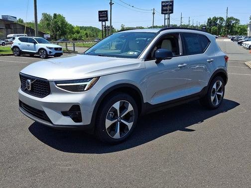 2025 Volvo XC40 B5 Plus Dark Theme