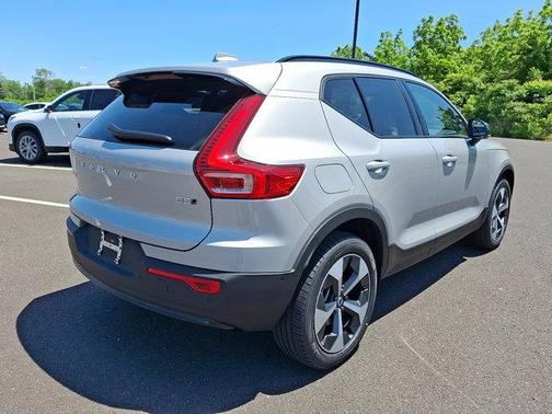 2025 Volvo XC40 B5 Plus Dark Theme