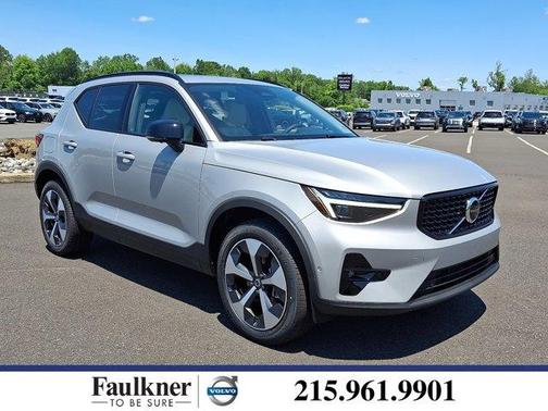 2025 Volvo XC40 B5 Plus Dark Theme