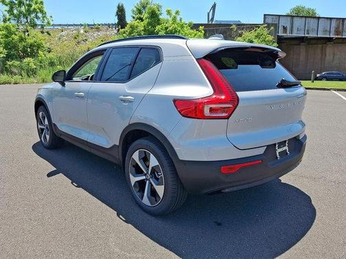 2025 Volvo XC40 B5 Plus Dark Theme