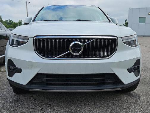 2023 Volvo XC40 B5 Plus Bright Theme