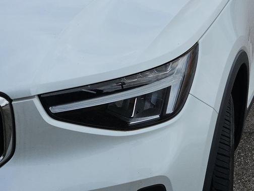 2023 Volvo XC40 B5 Plus Bright Theme