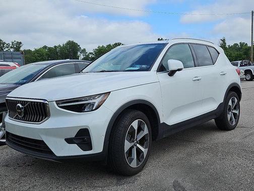 2023 Volvo XC40 B5 Plus Bright Theme