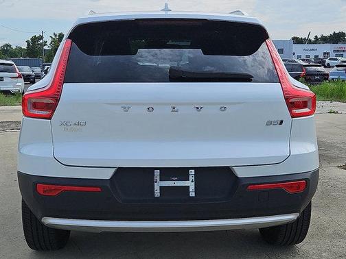 2023 Volvo XC40 B5 Plus Bright Theme