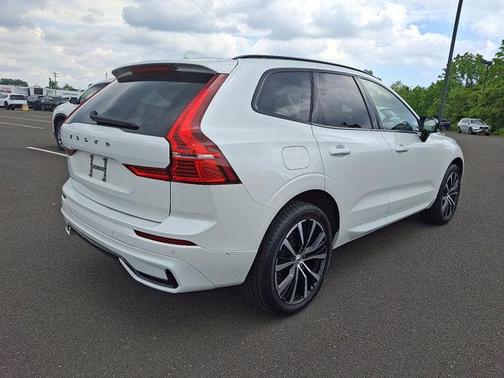 2024 Volvo XC60 B5 Plus Dark Theme