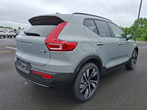 2025 Volvo XC40 B5 Plus Dark Theme