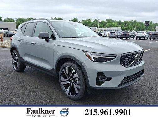 2025 Volvo XC40 B5 Plus Dark Theme