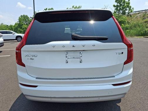 2022 Volvo XC90 T5 Momentum 7 Passenger