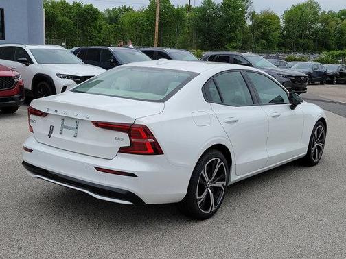 2024 Volvo S60 B5 Core Dark Theme
