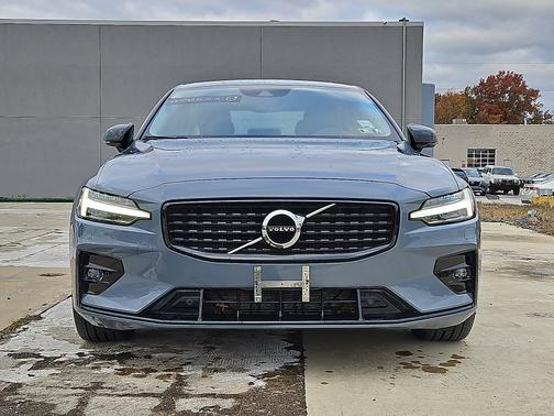 2022 Volvo S60 B5 AWD Momentum