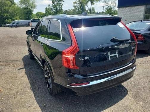 2023 Volvo XC90 B5 Plus
