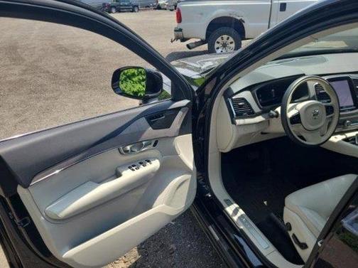 2023 Volvo XC90 B5 Plus