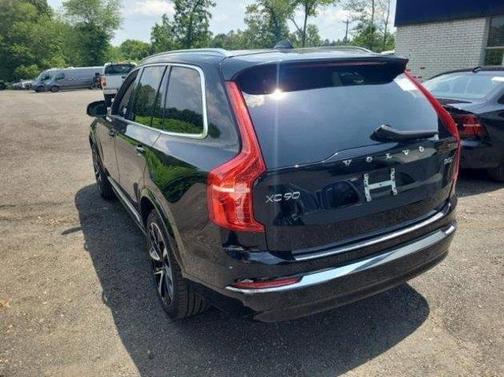 2023 Volvo XC90 B5 Plus