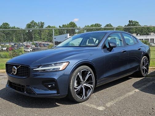 2024 Volvo S60 B5 Plus Dark