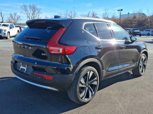 2025 Volvo XC40 B5 Ultra Bright Theme