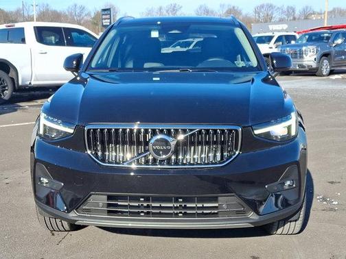 2025 Volvo XC40 B5 Ultra Bright Theme