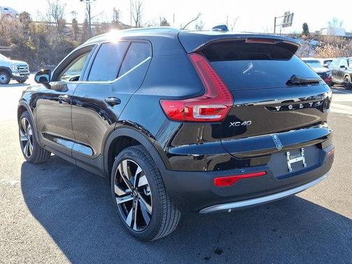 2025 Volvo XC40 B5 Ultra Bright Theme