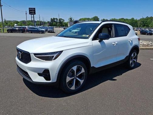 2025 Volvo XC40 B5 Plus Dark Theme