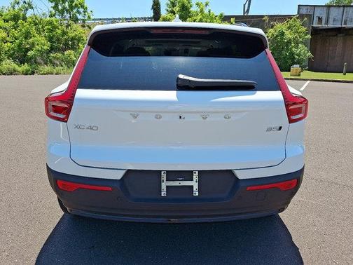 2025 Volvo XC40 B5 Plus Dark Theme