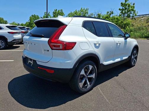 2025 Volvo XC40 B5 Plus Dark Theme