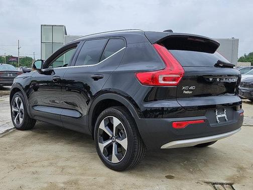 2025 Volvo XC40 B5 Core Bright Theme