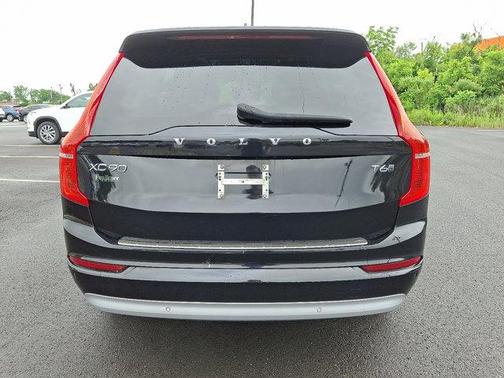 2022 Volvo XC90 T6 Momentum 7 Passenger