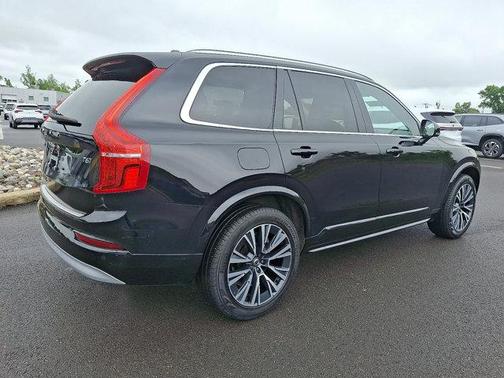 2022 Volvo XC90 T6 Momentum 7 Passenger