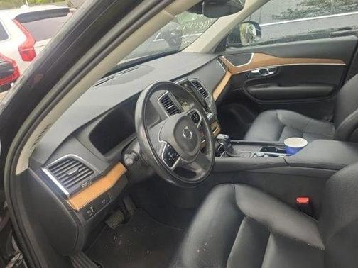 2022 Volvo XC90 T6 Momentum 7 Passenger
