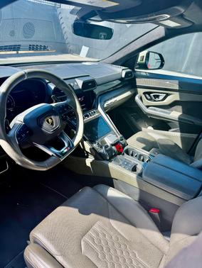 Green 2024 Lamborghini Urus S