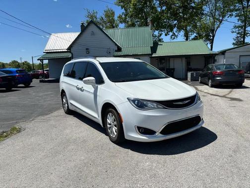Bright White Clearcoat 2019 Chrysler Pacifica Touring L
