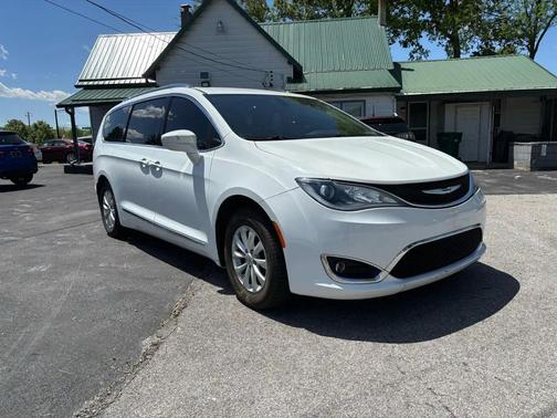 Bright White Clearcoat 2019 Chrysler Pacifica Touring L