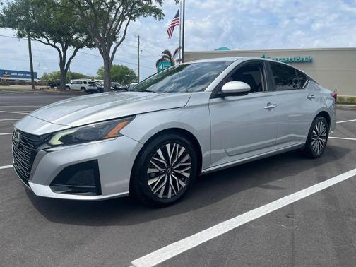 Brilliant Silver Metallic 2023 Nissan Altima 2.5 SV