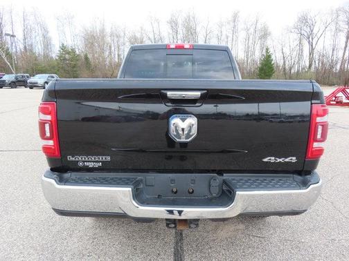 Diamond Black Crystal Pearlcoat 2022 RAM 2500 Laramie Crew Cab 4x4 6'4' Box