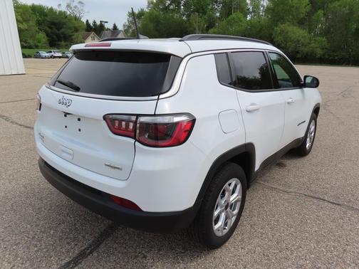 Bright White Clearcoat 2025 Jeep Compass Latitude