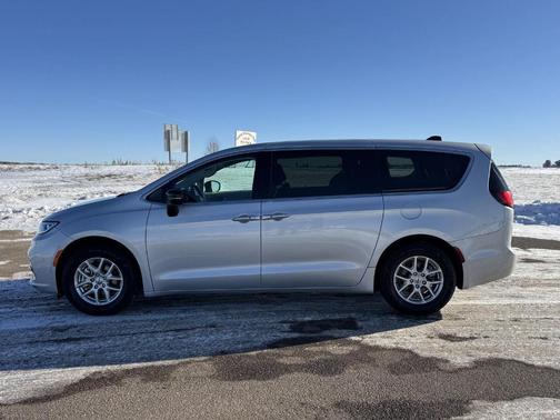 2024 Chrysler Pacifica Touring-L