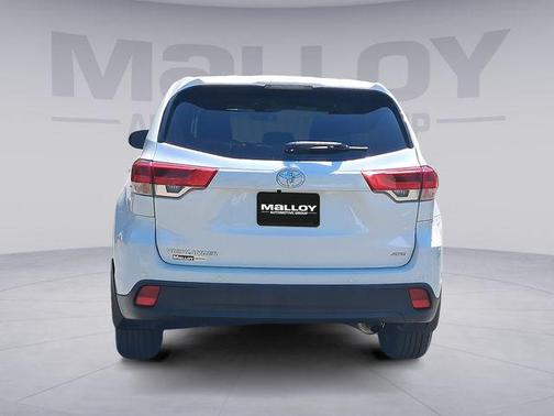 White 2019 Toyota Highlander LE