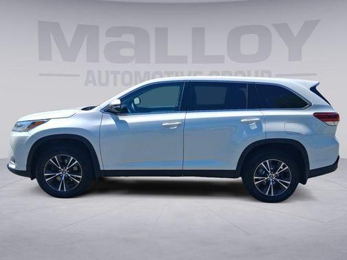 White 2019 Toyota Highlander LE