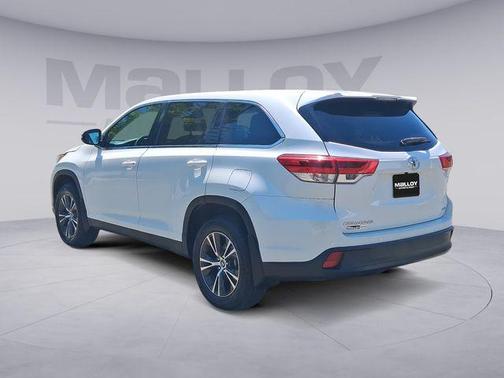 White 2019 Toyota Highlander LE