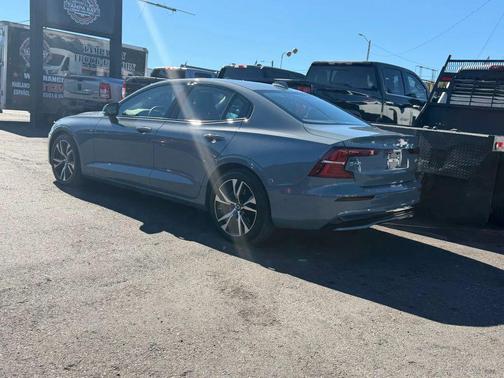 2024 Volvo S60 B5 Plus Dark Theme