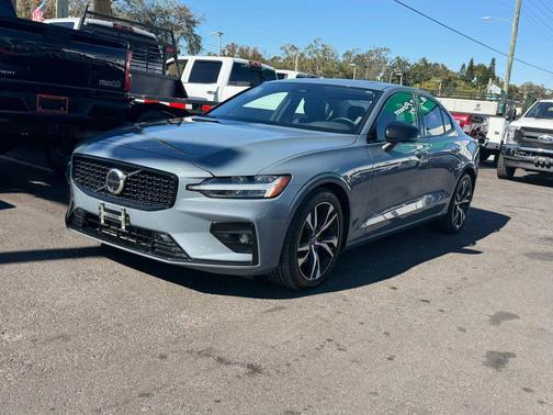 2024 Volvo S60 B5 Plus Dark Theme