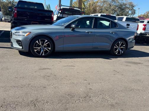 2024 Volvo S60 B5 Plus Dark Theme