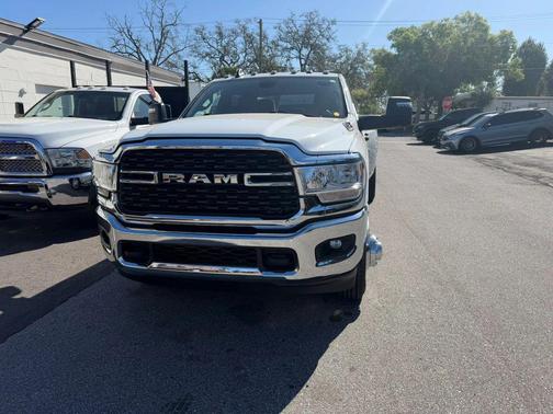 2024 RAM 3500 Big Horn Crew Cab 4x4 8' Box