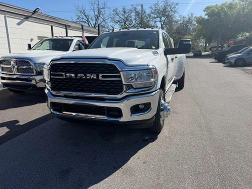 2024 RAM 3500 Big Horn Crew Cab 4x4 8' Box