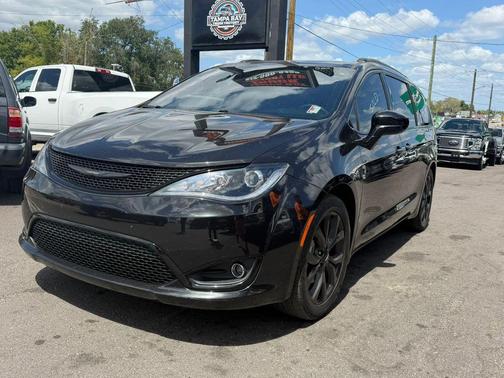 Brilliant Black Crystal Pearlcoat 2018 Chrysler Pacifica Touring-L Plus