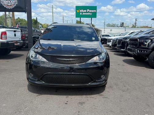 Brilliant Black Crystal Pearlcoat 2018 Chrysler Pacifica Touring-L Plus