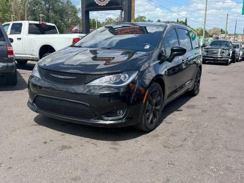 Brilliant Black Crystal Pearlcoat 2018 Chrysler Pacifica Touring-L Plus