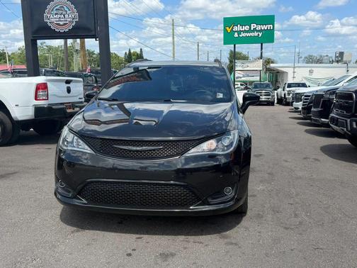 Brilliant Black Crystal Pearlcoat 2018 Chrysler Pacifica Touring-L Plus