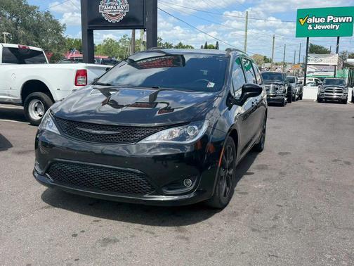 Brilliant Black Crystal Pearlcoat 2018 Chrysler Pacifica Touring-L Plus